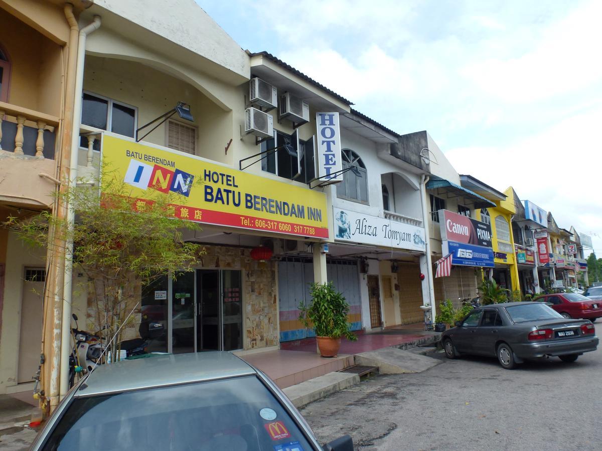 Batu Berendam Inn Kampong Sungai Putat Exterior photo